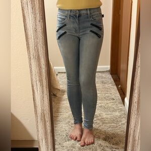 Women size 2 Rock & Republic Light Blue Skinny Jeans with Black zipper Accents